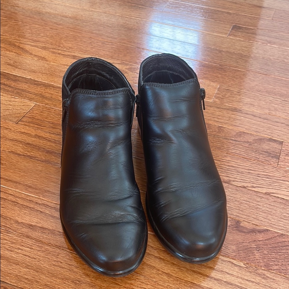 Naot Women’s Black Leather/Suede boots Size 40